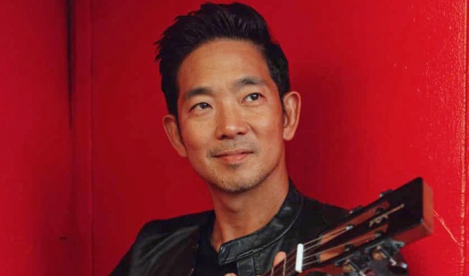 AXS US - Jake Shimabukuro's Holidays in Hawai'i - Santa