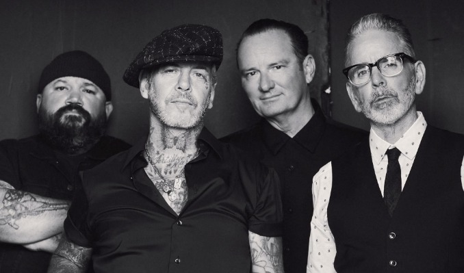 ソーシャル・ディストーション / ライヴ　アット　オレンジ・カウンティ Social Distortion - Live At The Roxy - Amazon.com Music